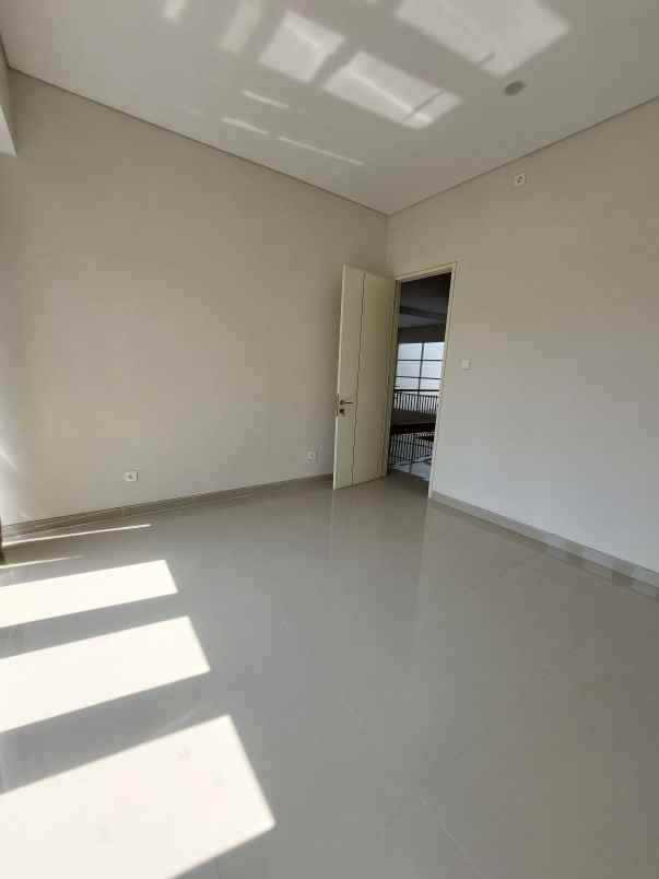 dijual rumah manyar
