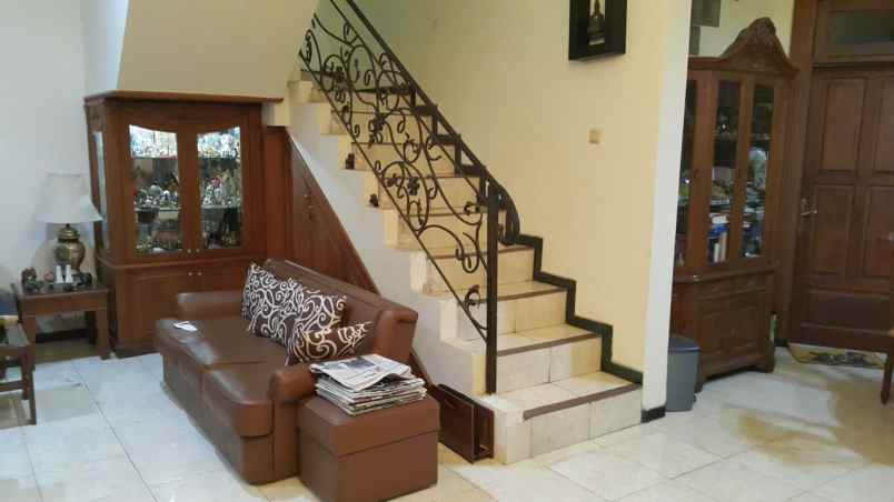 dijual rumah manyar tirtoyoso