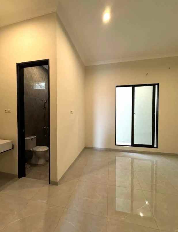 dijual rumah manyar tirtoyoso