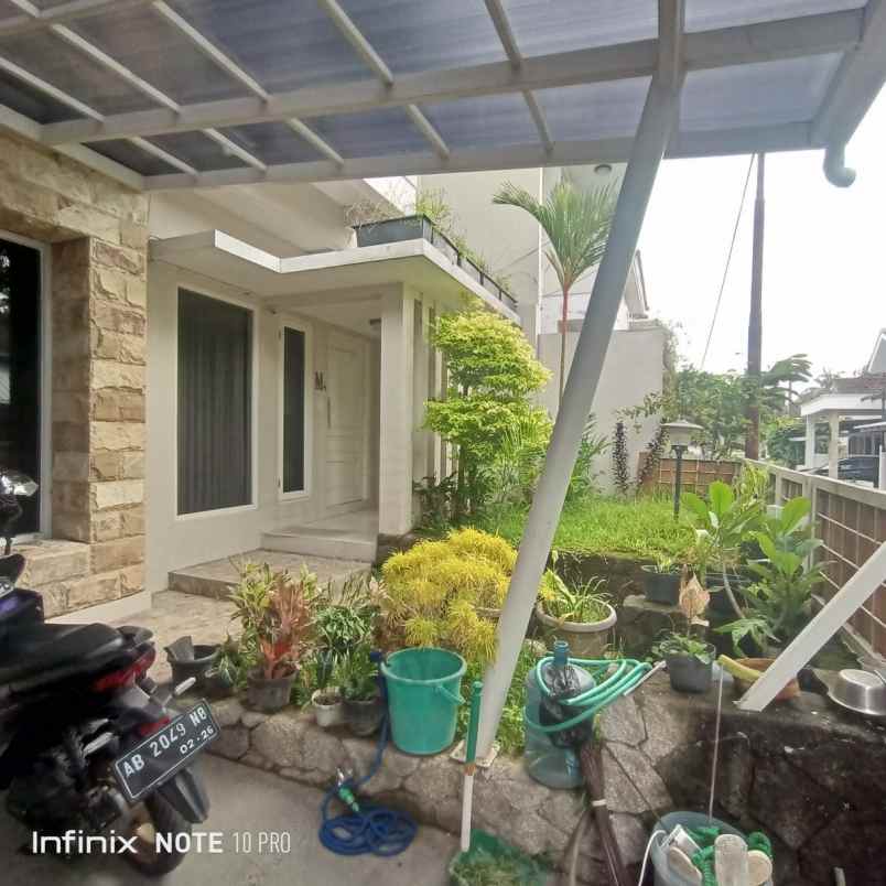 dijual rumah merapi view