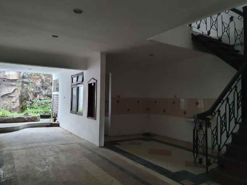 dijual rumah nginden intan barat