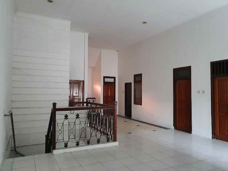 dijual rumah nginden intan barat