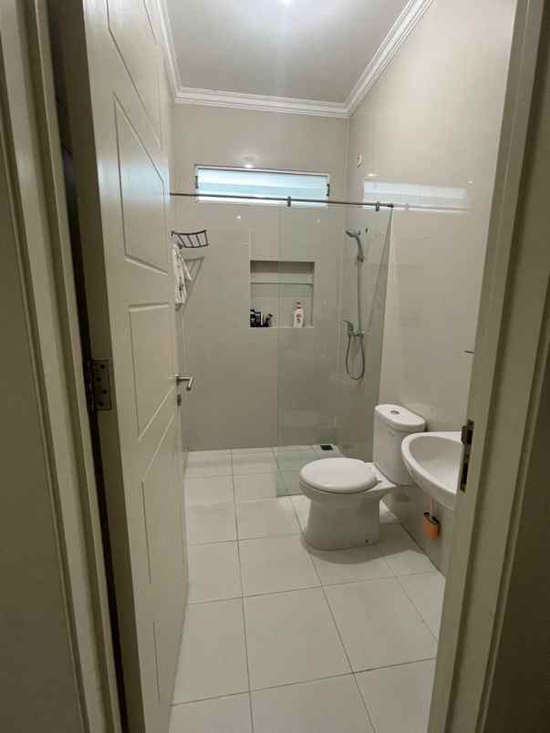 dijual rumah pakuwon city