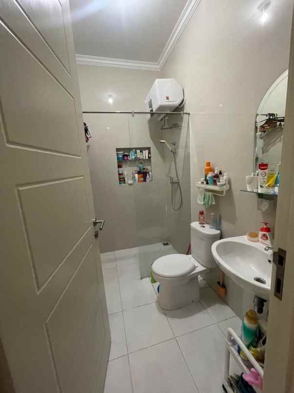 dijual rumah pakuwon city