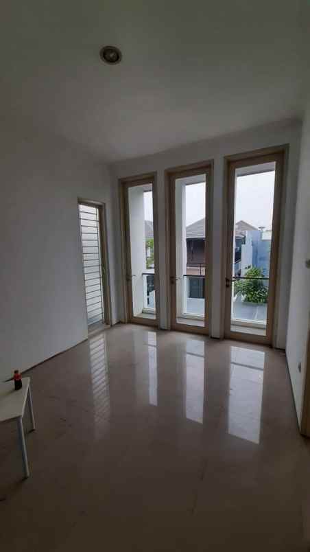 dijual rumah pakuwon city