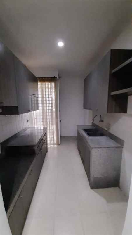 dijual rumah pakuwon city