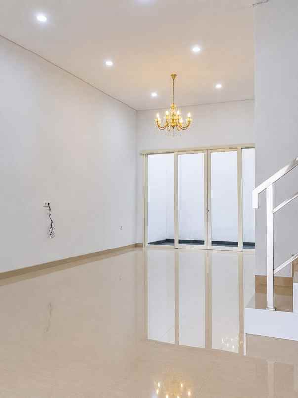 dijual rumah pakuwon city imperial beach