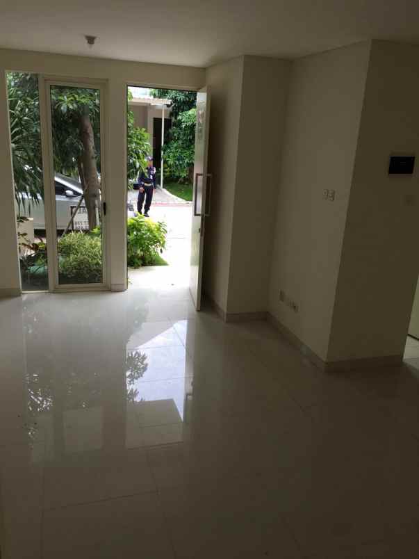 dijual rumah pakuwon city zimbali costa