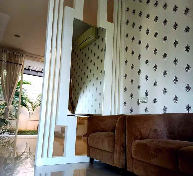 dijual rumah pakuwon indah