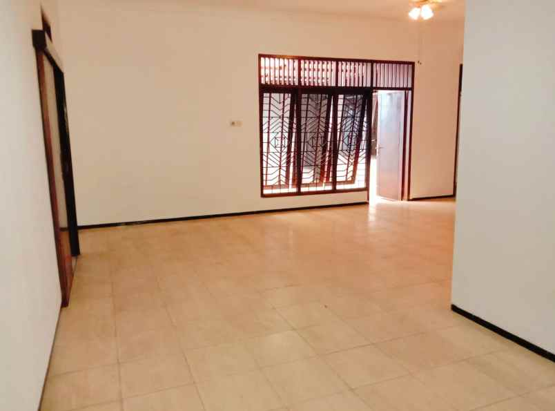 dijual rumah perum villa aster srondol