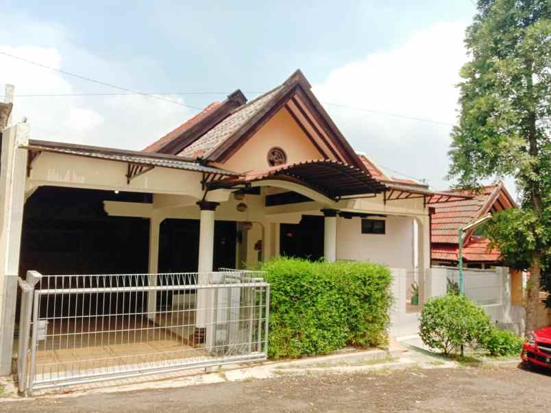 dijual rumah perum villa aster srondol