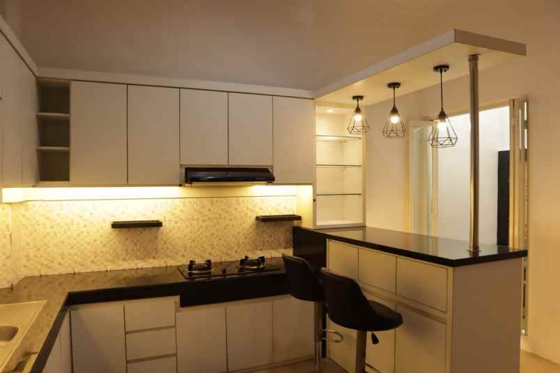 dijual rumah puri mas