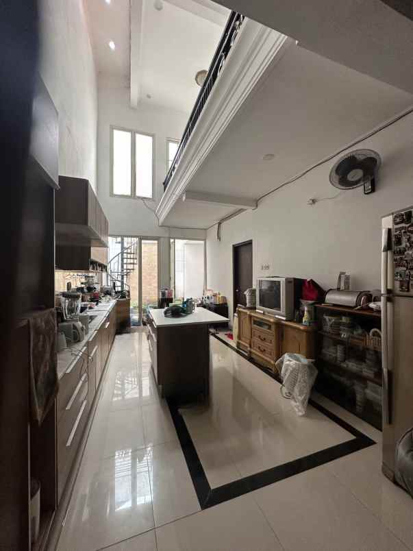 dijual rumah raya manyar