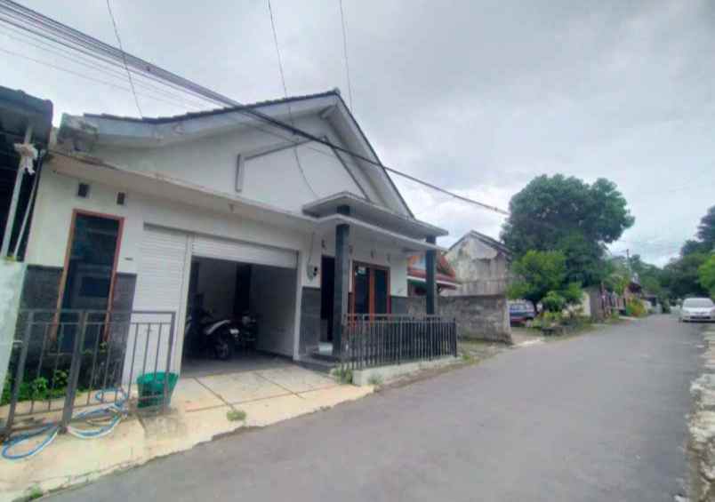 dijual rumah sd model