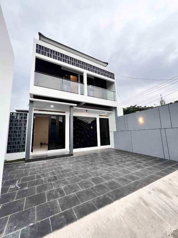 dijual rumah sebelah kampus umy