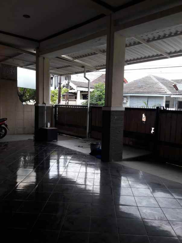 dijual rumah semolowaru