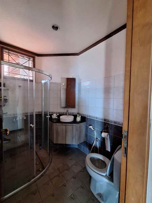 dijual rumah srondol