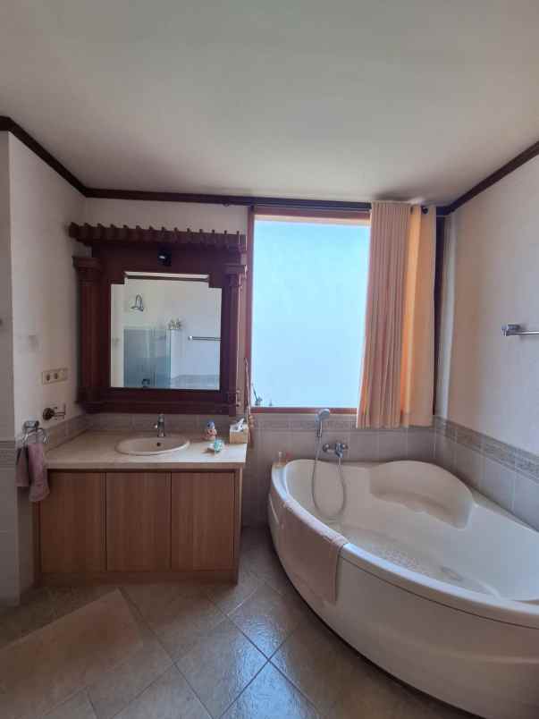 dijual rumah srondol