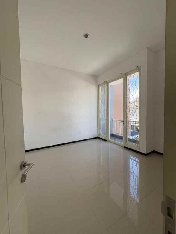 dijual rumah sutorejo