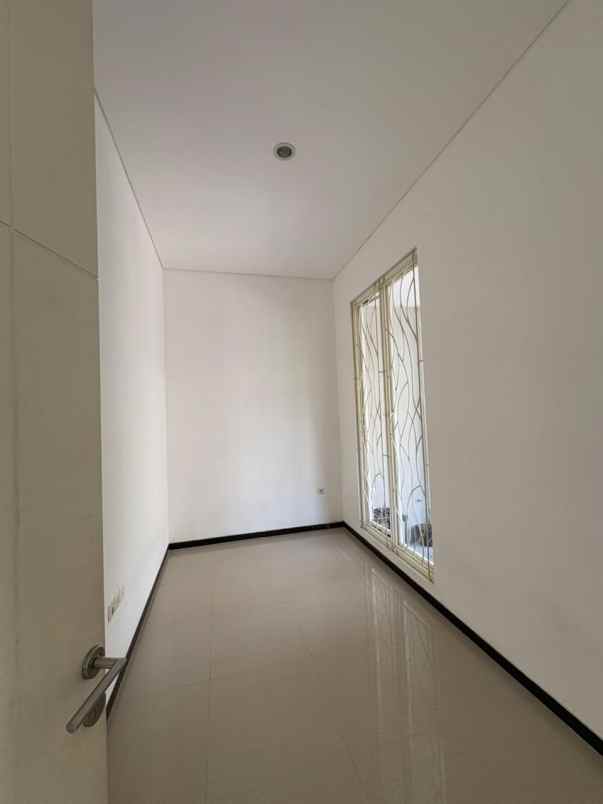 dijual rumah sutorejo