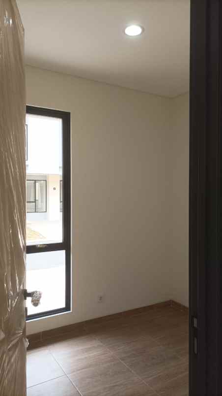 dijual rumah suvarna sutera tangerang