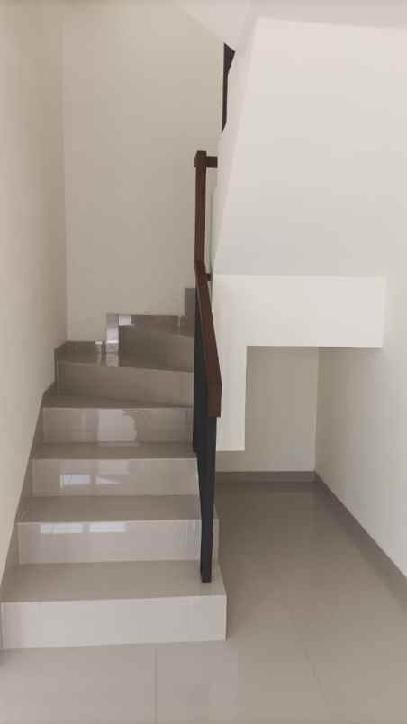 dijual rumah suvarna sutera tangerang