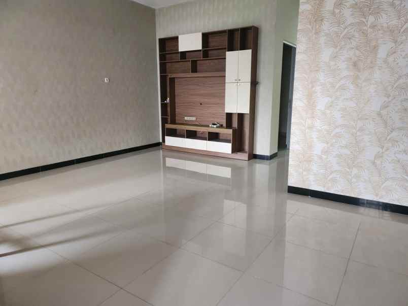 dijual rumah taman kencana