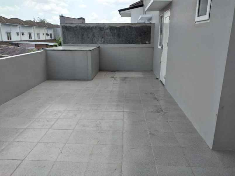 dijual rumah the halton place menteng 7