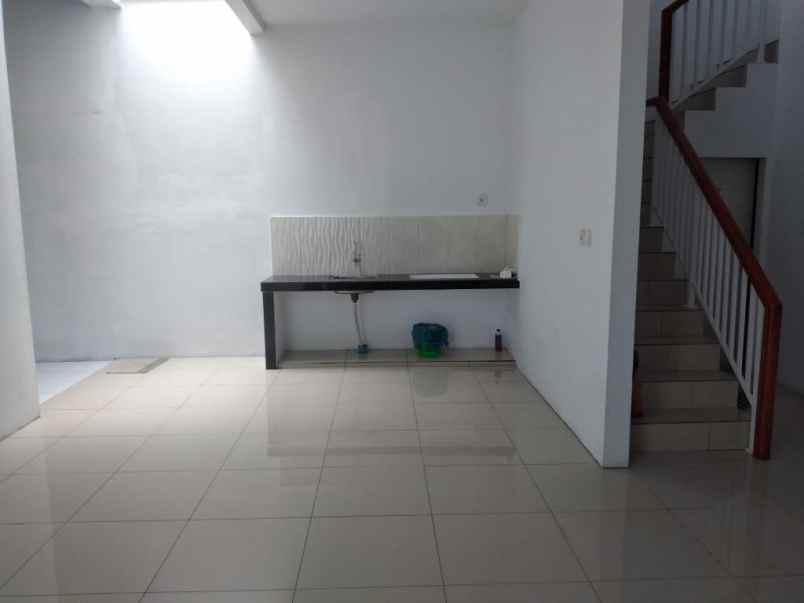 dijual rumah the halton place menteng 7
