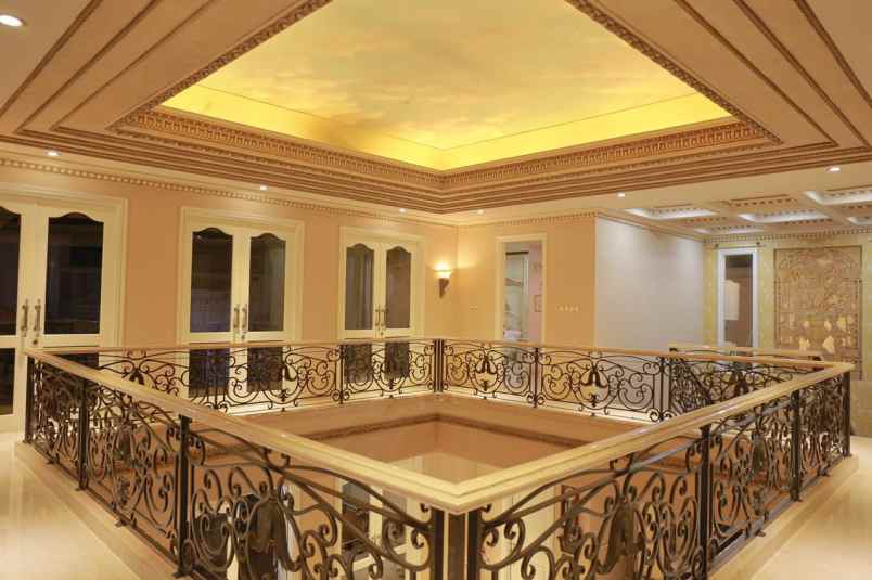 dijual rumah villa bukit regency
