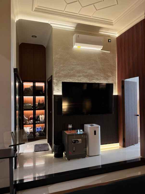 dijual rumah villa valensia pakuwon