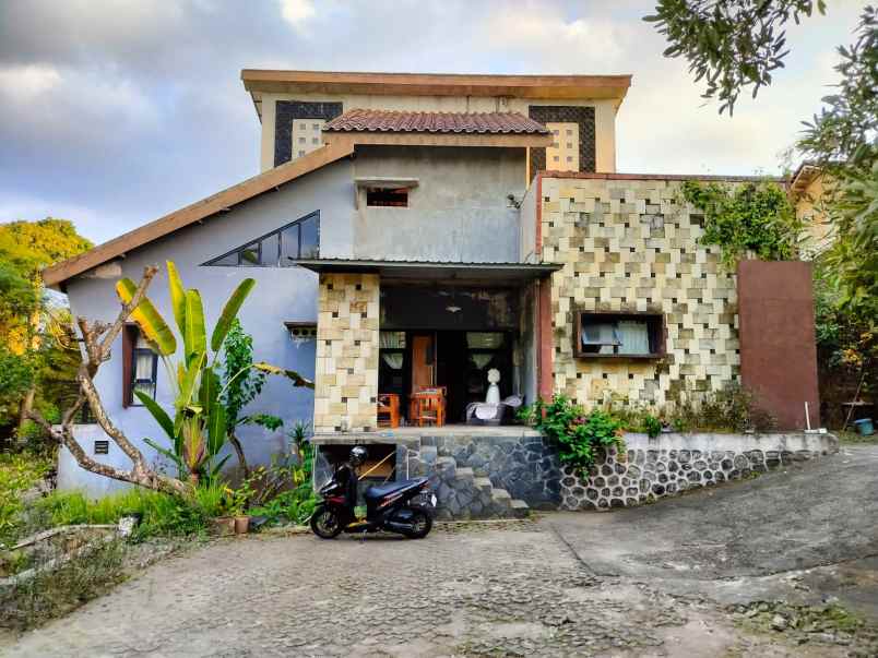 dijual tanah beserta cafe rumah di jalan kaliurang