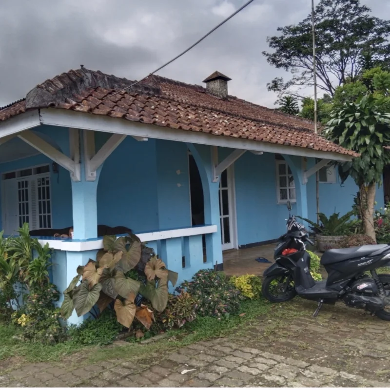 dijual villa jalan raya cipayung km 78