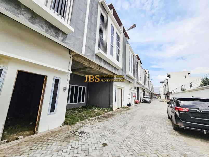 dijual villa komplek bhayangkara palace