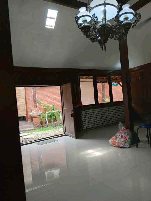 dijual villa moyudan