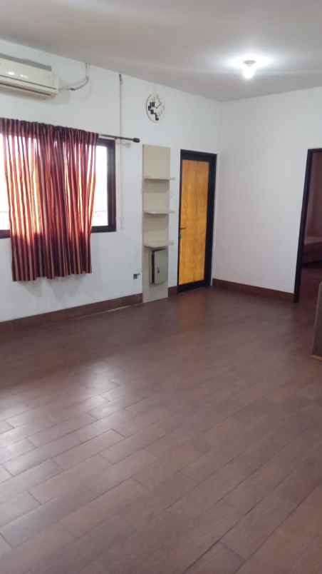 gedung depannya jalan raya