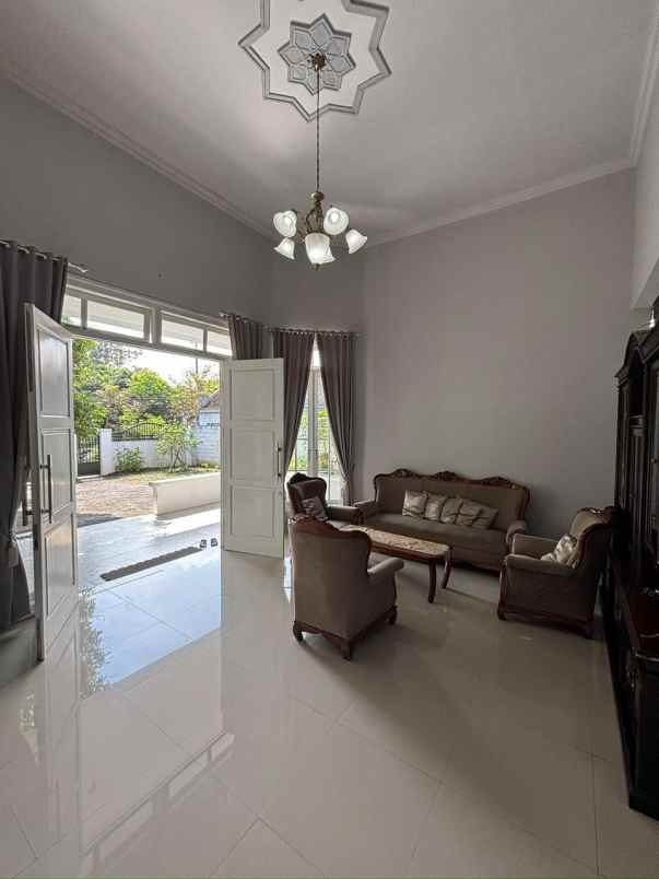 jual rumah bagus shm di raya wr supratman kota blitar