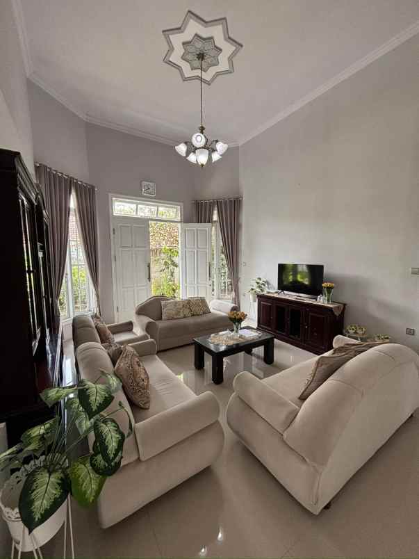 jual rumah bagus shm di raya wr supratman kota blitar