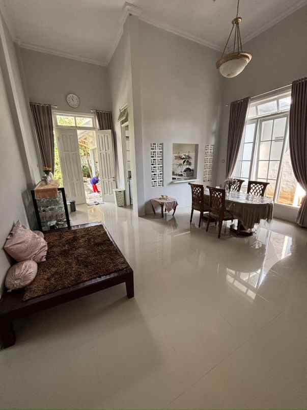 jual rumah bagus shm di raya wr supratman kota blitar