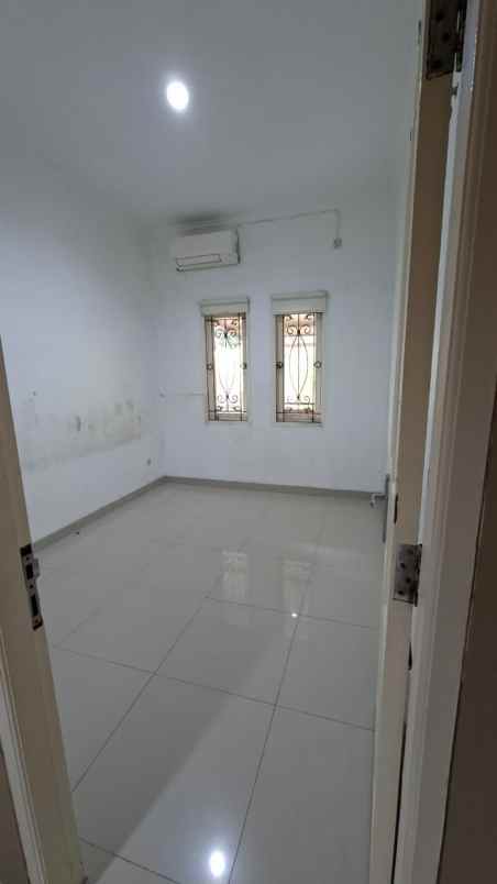 rumah 1 5lt hdp timur semi furnished cluster di cinere