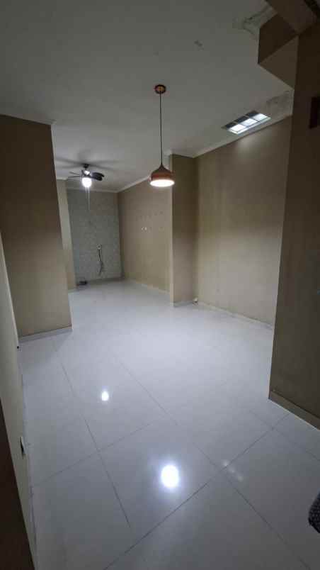 rumah 1 5lt hdp timur semi furnished cluster di cinere