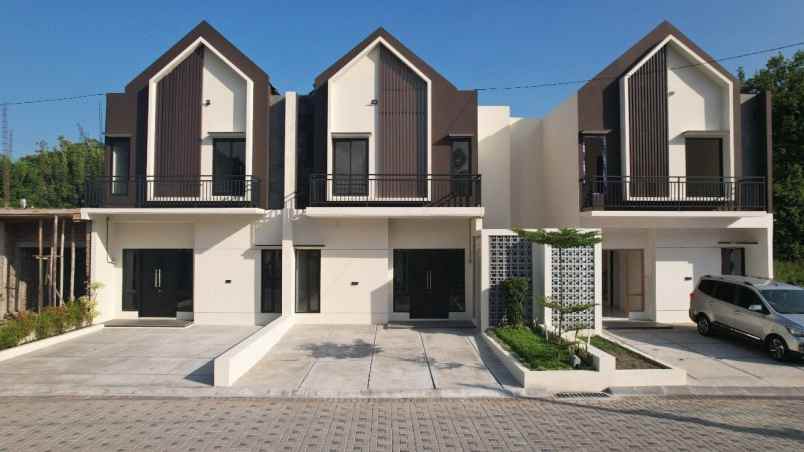 rumah 2 lantai mewah di aranya park kaliurang