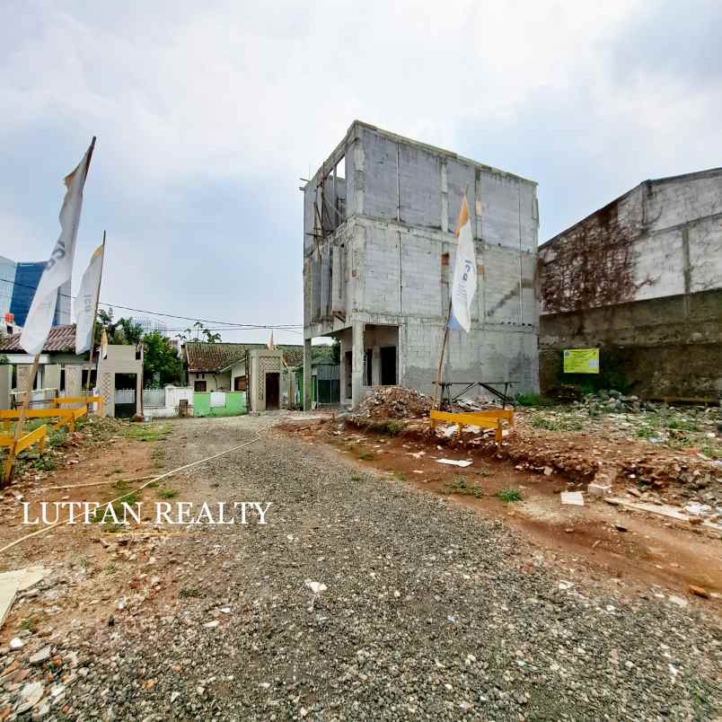 rumah 3 lantai dekat cbd simatupang