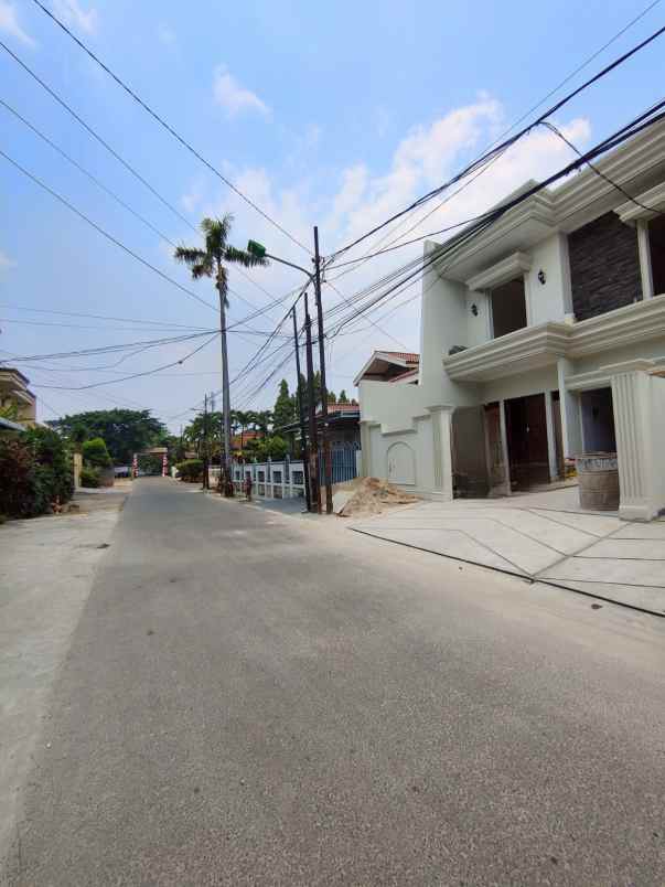 rumah baru akses lebar dalam komplek di duren sawit