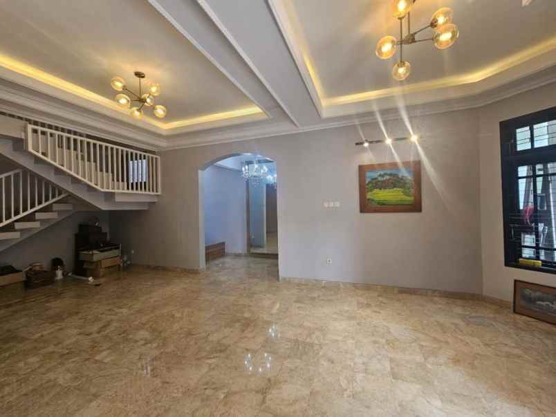 rumah baru desain classic di dalam komplek cinere