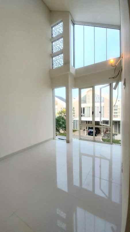 rumah baru pakuwon city surabaya baru terawat nego