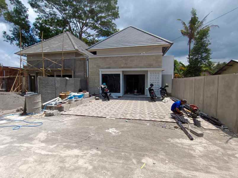 rumah cantik dekat uii di ngaglik sleman carport luas