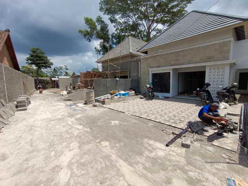 rumah cantik dekat uii di ngaglik sleman carport luas