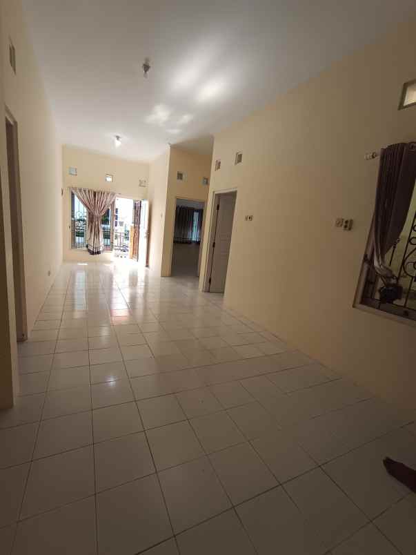 rumah dalam perumahan utara terminal condong catur