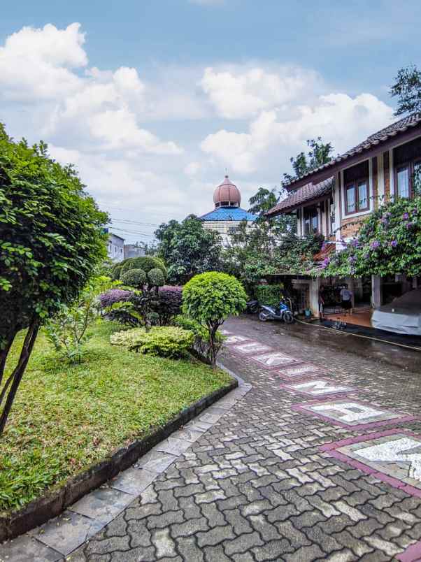 rumah dengan tanah super luas di jagakarsa